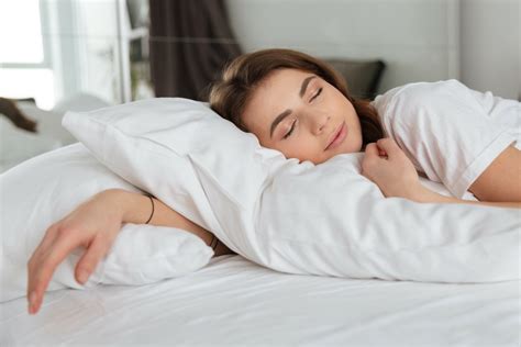 Persone che dormono serenamente su un letto