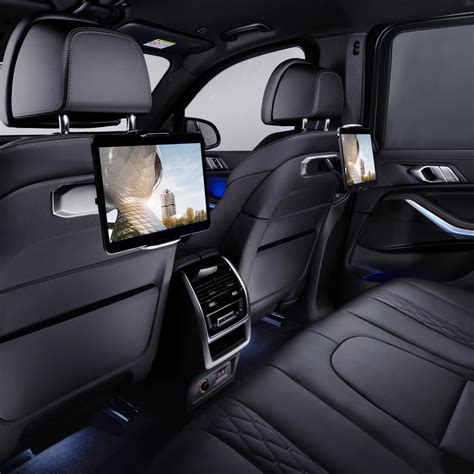 Interno auto con accessori per il comfort come tavolino e porta tablet