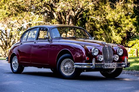 Immagine di una Jaguar MK II d'epoca, simile a quella descritta