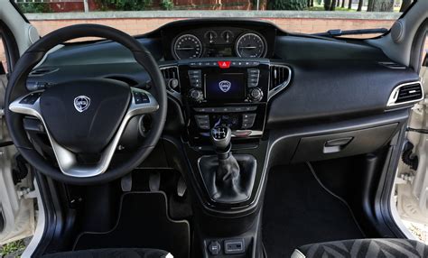 Interno Lancia Ypsilon con volante multifunzione