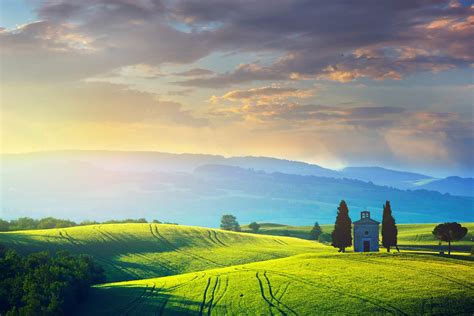 Paesaggio italiano con Lamborghini