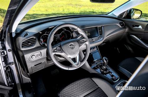 Interni di un Opel Grandland X con sistema di infotainment