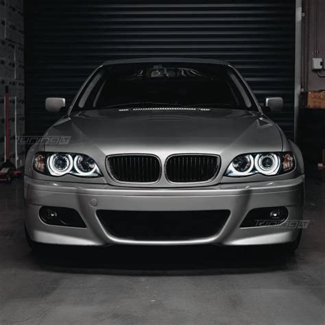 Dettaglio fari Angel Eyes accesi su BMW E46
