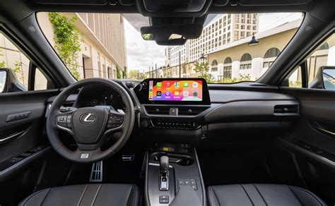 Lexus IS 300h interni con display centrale e sistema audio
