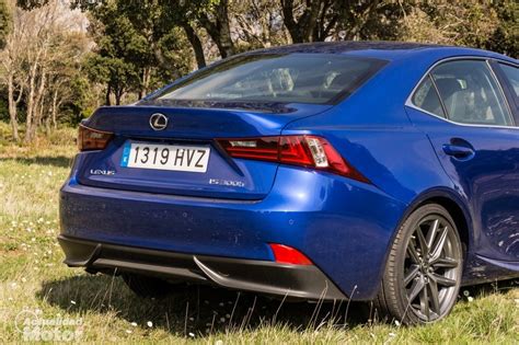 Lexus IS 300h esterno design