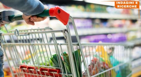 Persone sommerse da beni di consumo e pubblicità