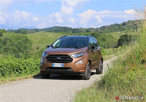 Ford EcoSport su strada con indicazione dei sistemi di sicurezza attivi