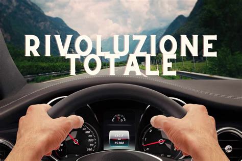 Interni di una Ford con il volante e il display che mostrano l'attivazione di BlueCruise