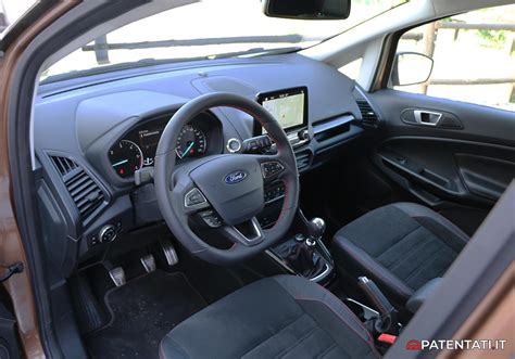 Interni della Ford EcoSport che mostrano il sistema SYNC 3 e i sedili confortevoli