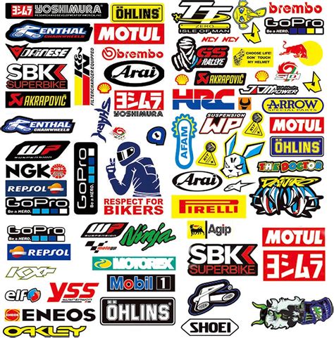 Auto da corsa con loghi di sponsor