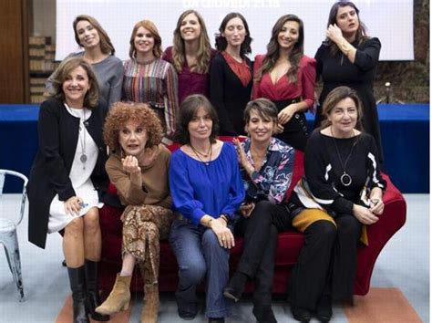 Serena Dandini con il cast de 