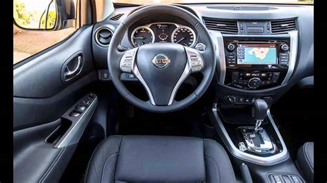 Interno Nissan Navara NP300 con autoradio
