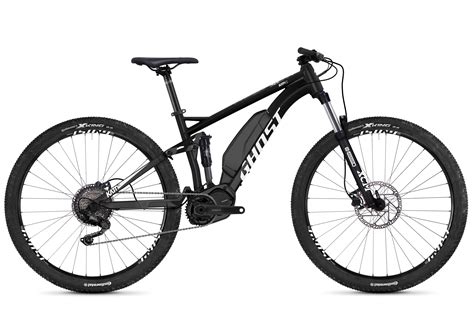 Panoramica di una e-bike Ghost Kato su un sentiero boschivo