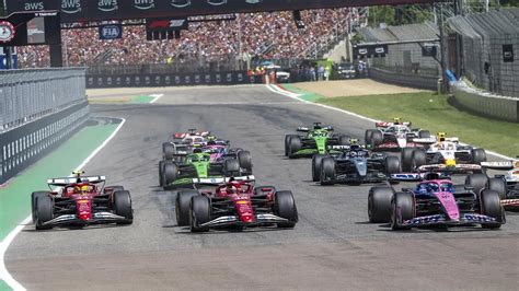 Monoposto di Formula 1 che si scontra in pista
