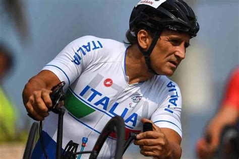 Alex Zanardi su handbike durante una gara