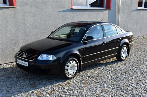 Dettaglio ruota Volkswagen Passat 2003 in lega leggera su strada