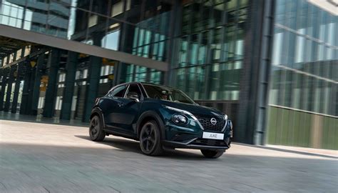 Nissan Juke in curva con ruote da 19 pollici
