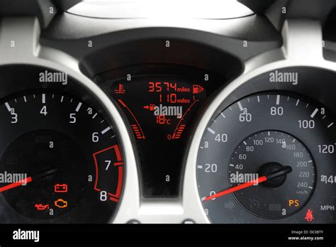 Cruscotto della Nissan Juke con indicatore carburante