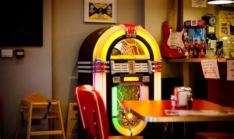 Jukebox tradizionale che riproduce musica