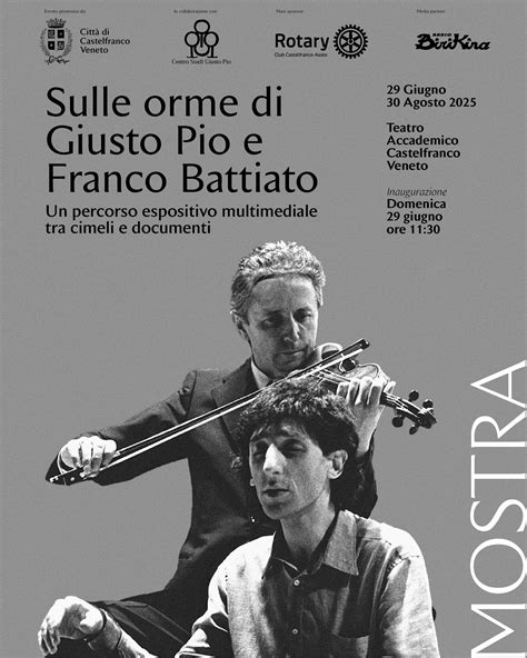 Giusto Pio mentre suona il violino in concerto