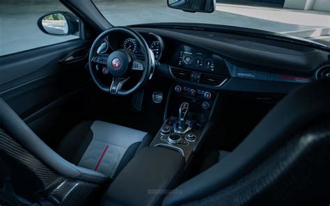 Vista interna dell'abitacolo della Giulia Quadrifoglio con finiture in carbonio