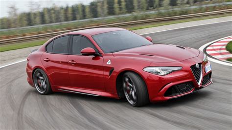 Pilota professionista Alfa Romeo Giulia Quadrifoglio in pista