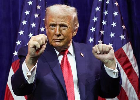 Donald Trump gesticola di fronte a un'auto