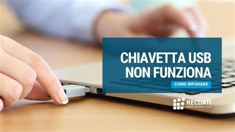 Chiavetta USB e porta USB nel cassetto porta oggetti di una BMW