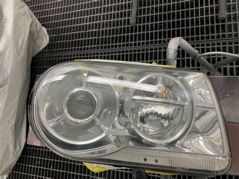 Faro di una BMW E46 prima e dopo la lucidatura delle lenti