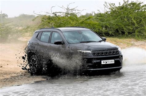 Jeep Compass in azione off-road