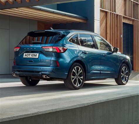 Immagine di una Ford Kuga Plug-in Hybrid parcheggiata in un contesto urbano moderno