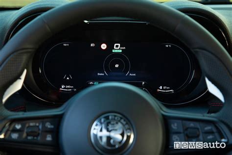 Interni lussuosi dell'Alfa Romeo Tonale Plug-In Hybrid Q4 con cruscotto digitale