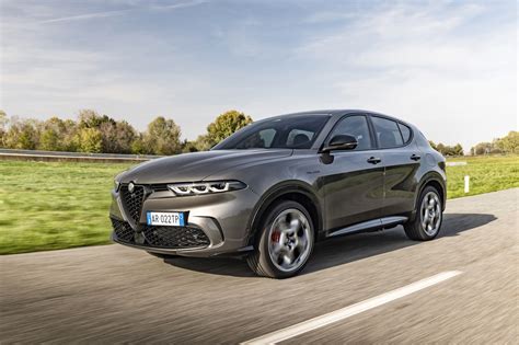 Schermata del sistema di infotainment dell'Alfa Romeo Tonale Plug-In Hybrid con navigazione e connettività