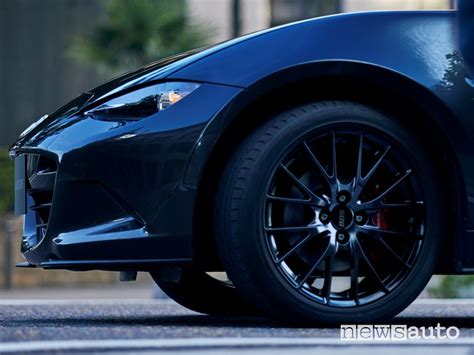 Dettaglio del sistema frenante Brembo su cerchi in lega sportivi dell'Alfa Romeo Tonale