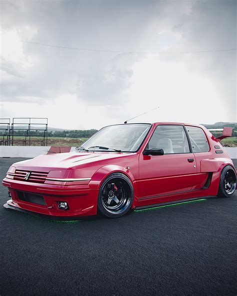 Confronto fari posteriori Peugeot 205 pre e post restyling