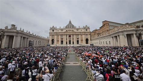 Fedeli in Piazza San Pietro ascoltano il messaggio del Papa