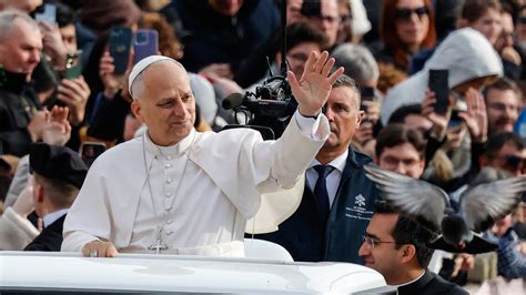 Papa Francesco mentre saluta i fedeli