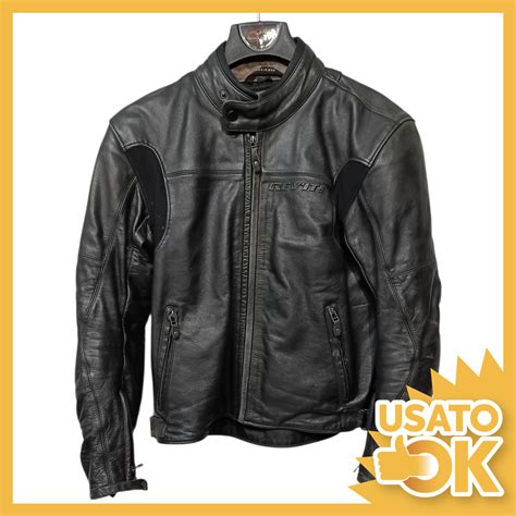 Motociclista con giacca in pelle vintage e casco
