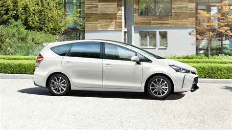 Interno di una Toyota Prius Plus con sedili rivestiti