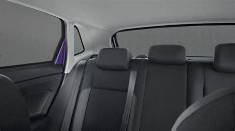 Interno di una Volkswagen Polo con accessori
