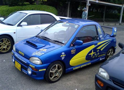 Subaru Vivio 4x4 in azione su strada sterrata leggera