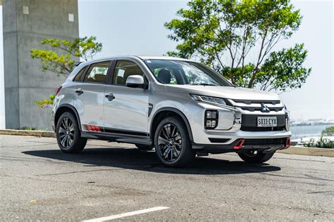 Mitsubishi ASX 2025 in azione su strada urbana