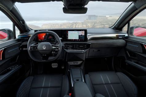Interni Renault Clio VI con doppio schermo OpenR