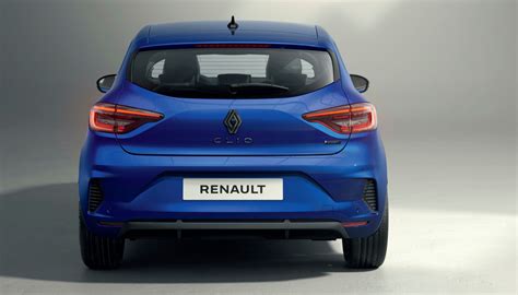 Vista posteriore Renault Clio VI con bagagliaio aperto