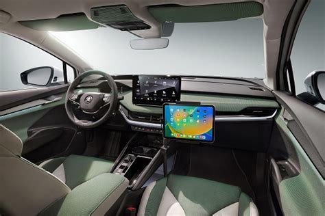 Dettaglio interno Skoda Enyaq Roadiaq con postazione di lavoro