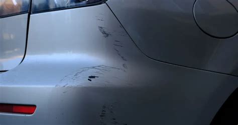 Carrozzeria di un'auto con piccoli graffi