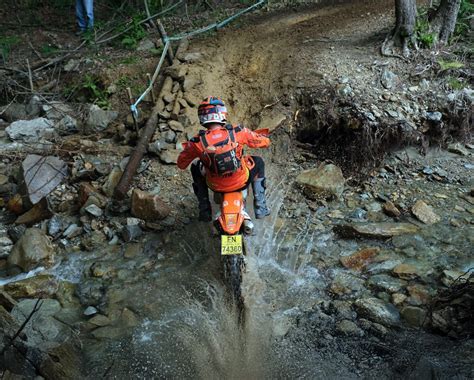 Moto enduro sporca di fango