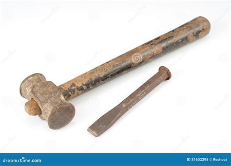 Scalpello e martello per rimuovere un bullone