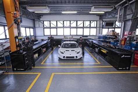 Immagine di attrezzature moderne per officine automotive
