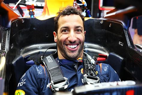 Daniel Ricciardo sorridente in un'intervista